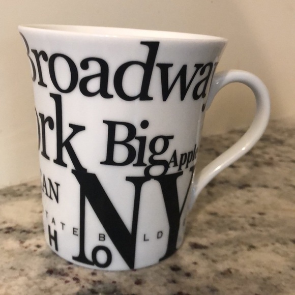 ⭐️❤️ Host pick! Gorgeous Jay Joshua porcelain New York mug - Picture 3 of 5